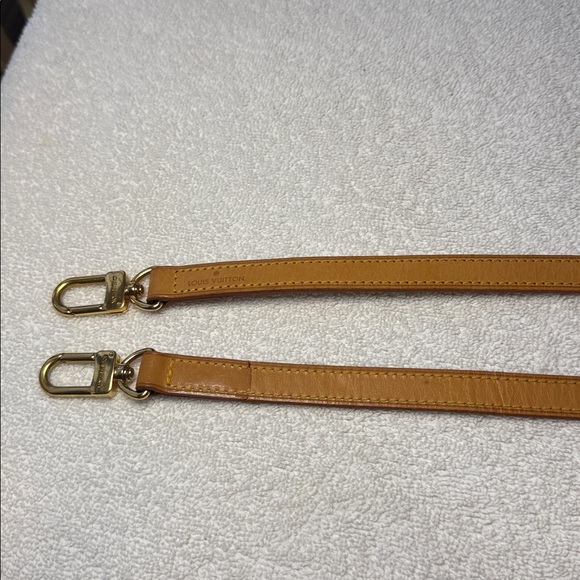 Louis Vuitton Beige Leather Crossbody Strap 
Gold Clasp with box and dust bag - Picture 8 of 14